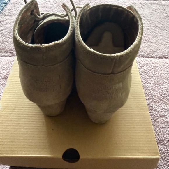 TOMS Women's Classic Tan Ankle Booties - Picture 4 of 4